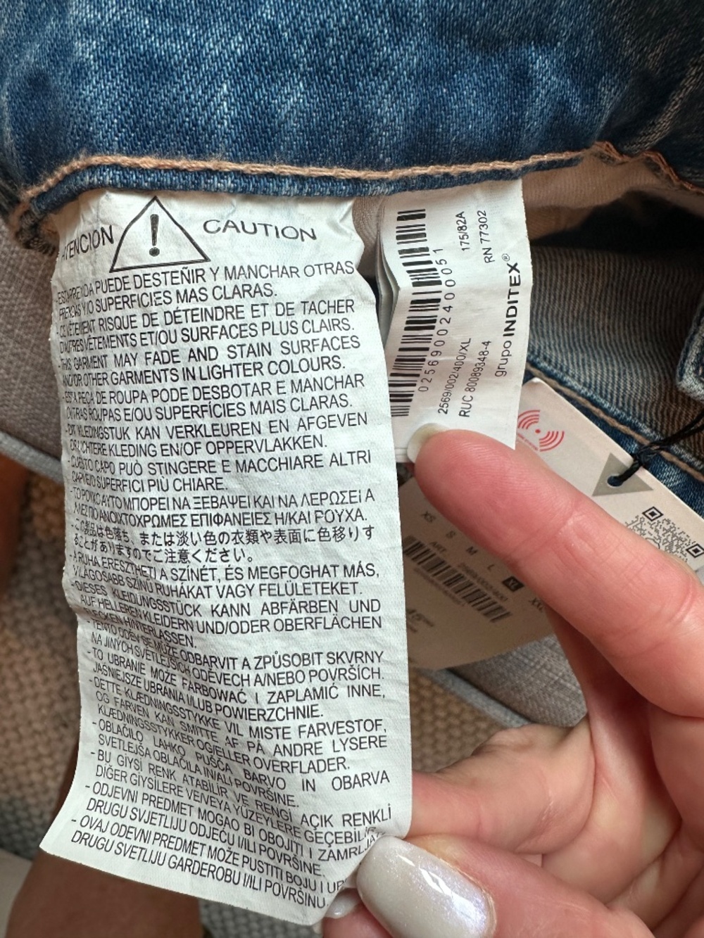 NEW WITH TAGS Zara light-washed distressed blue denim mini skirt with frayed hem - Picture 5 of 6